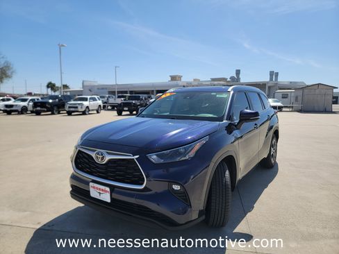 Used 2023 Toyota Highlander XLE image 3
