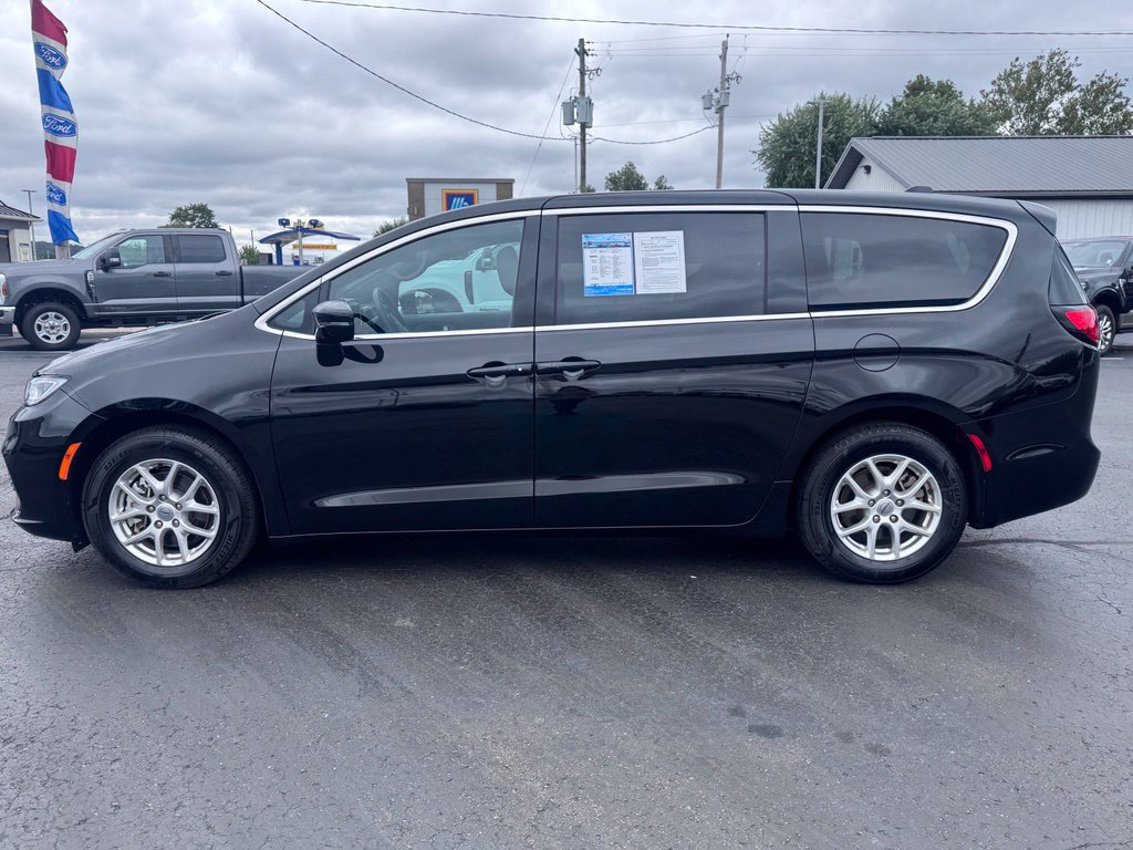 Used 2025 Chrysler Pacifica Select FWD image 9