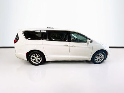 Used 2019 Chrysler Pacifica Touring Plus w/ Tire & Wheel Group image 5