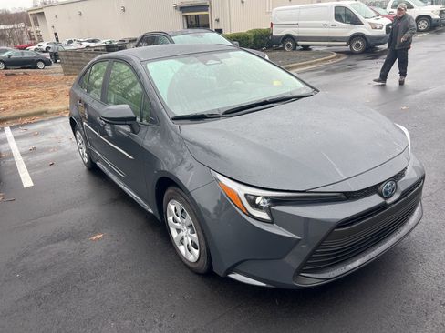 Used 2025 Toyota Corolla LE image 3