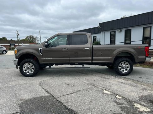 Used 2017 Ford F350 Lariat w/ Chrome Package image 13