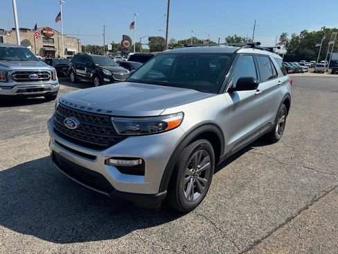 Used 2024 Ford Explorer XLT w/ Equipment Group 202A AWD/4WD image 3