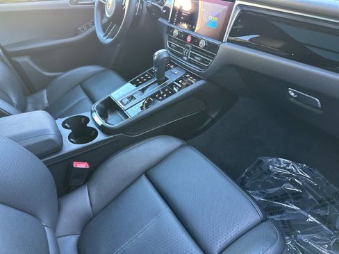 Certified 2025 Porsche Macan AWD/4WD image 17