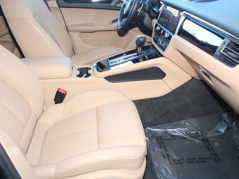 Certified 2025 Porsche Macan image 27