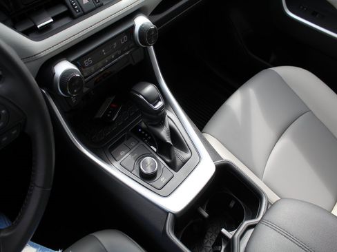 Used 2022 Toyota RAV4 XLE Premium image 17