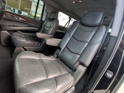 Used 2019 Cadillac Escalade ESV Luxury RWD image 16