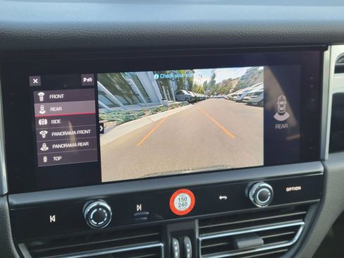 Used 2025 Porsche Macan image 18