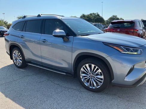 Used 2024 Toyota Highlander Platinum FWD image 3