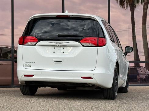 Used 2017 Chrysler Pacifica Touring FWD image 10