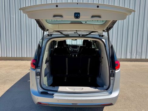 Used 2024 Chrysler Pacifica Touring-L FWD image 16