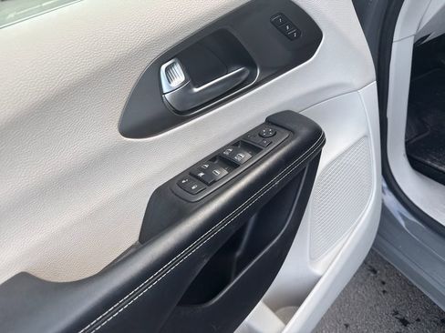Used 2022 Chrysler Pacifica Touring-L image 13