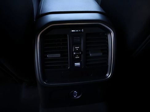 Certified 2025 Porsche Macan AWD/4WD image 21
