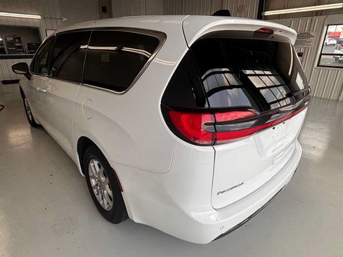 Used 2023 Chrysler Pacifica Touring-L FWD image 4