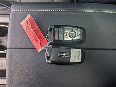 Used 2025 Lincoln Nautilus Reserve AWD/4WD image 30
