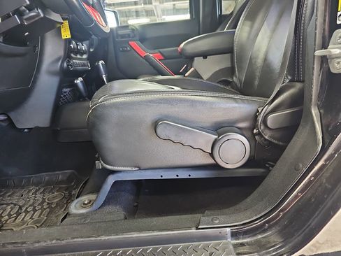 Used 2015 Jeep Wrangler Unlimited Rubicon w/ Connectivity Group AWD/4WD image 26