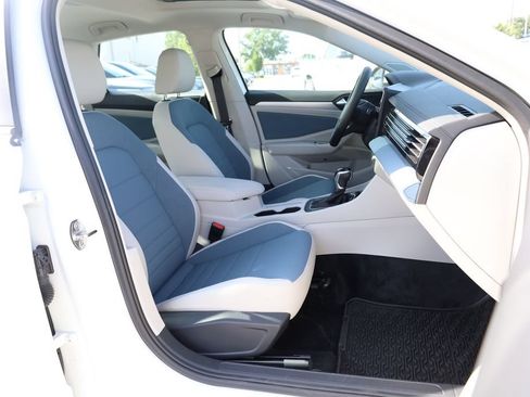 Used 2025 Volkswagen Jetta SE FWD image 23
