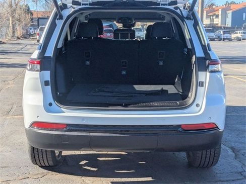 Used 2023 Jeep Grand Cherokee Limited w/ Black Appearance Package image 34