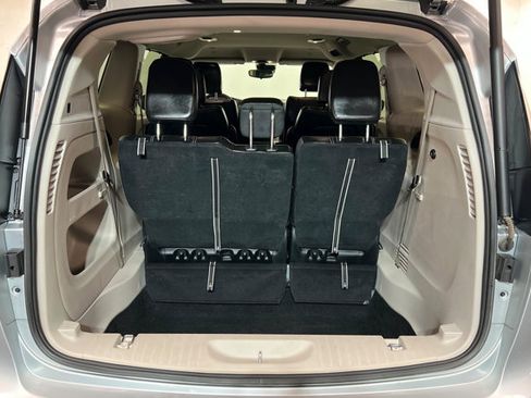 Used 2023 Chrysler Pacifica Touring-L FWD image 22