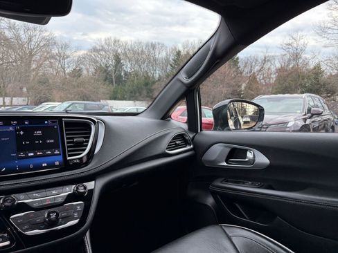 Used 2025 Chrysler Pacifica Limited image 39