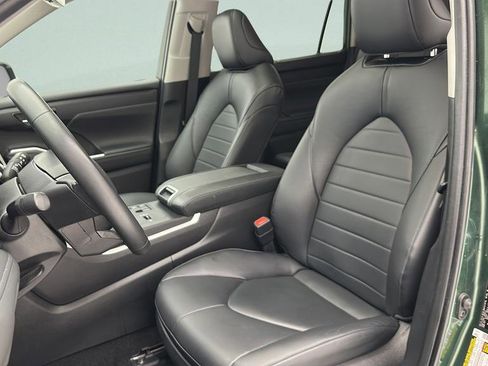 Used 2024 Toyota Highlander XLE AWD/4WD image 15