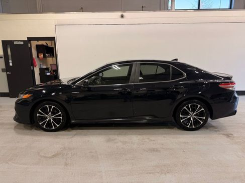 Used 2019 Toyota Camry SE image 2