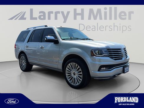 Used 2017 Lincoln Navigator Select AWD/4WD image 7