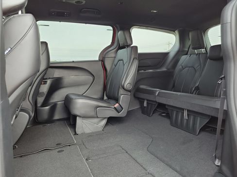 New 2026 Chrysler Pacifica Select FWD image 11