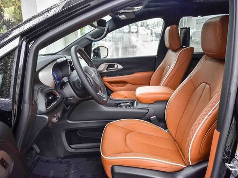 New 2026 Chrysler Pacifica Pinnacle w/ Trailer Tow Group image 16