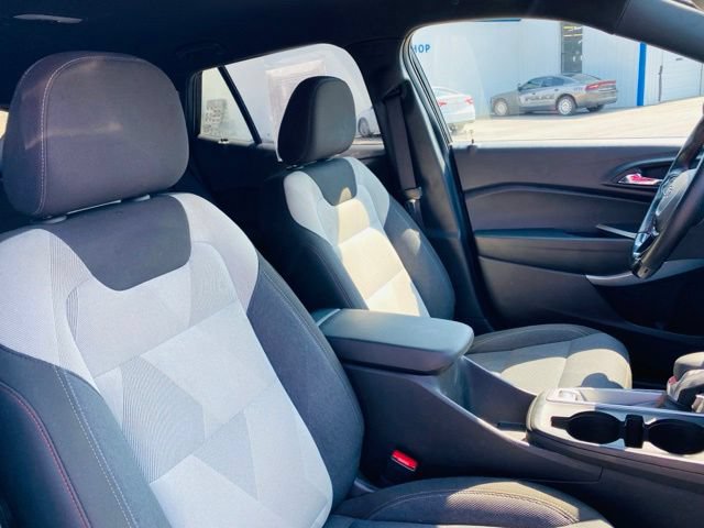 Used 2025 Chevrolet Trax RS FWD image 13