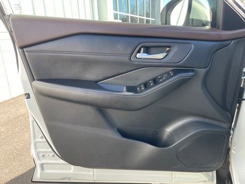 Used 2023 Nissan Rogue SV w/ SV Premium B Package image 18