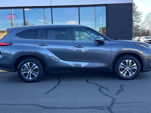 Used 2023 Toyota Highlander XLE FWD image 3