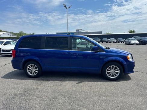 Used 2018 Dodge Grand Caravan SXT w/ Driver Convenience Group FWD image 4