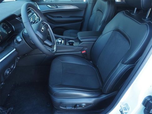 New 2025 Jeep Grand Cherokee L Laredo image 6