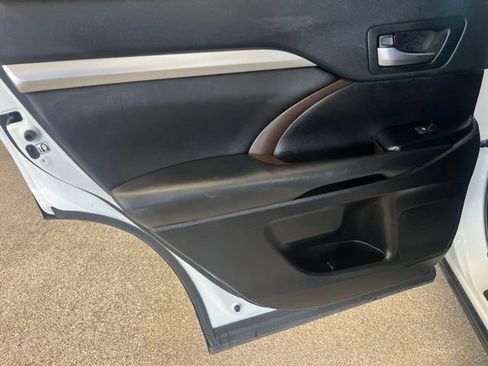 Used 2019 Toyota Highlander XLE AWD/4WD image 39