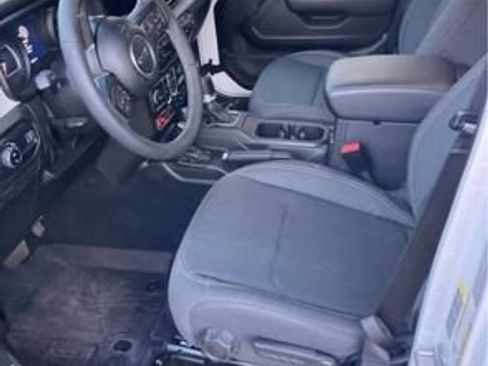 Used 2025 Jeep Gladiator Sport AWD/4WD image 4