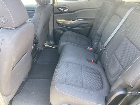Used 2017 GMC Acadia SLE FWD image 20