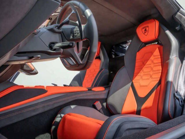 Used 2025 Lamborghini Revuelto AWD/4WD image 29