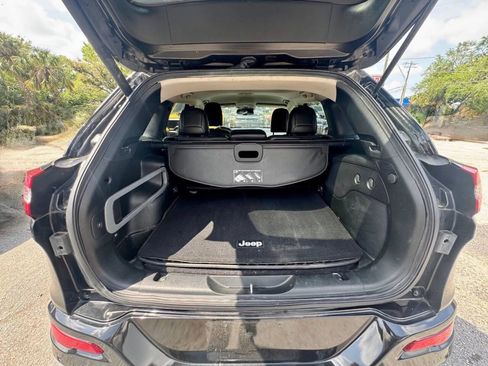 Used 2018 Jeep Cherokee Overland w/ Technology Group image 12