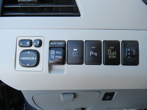 Used 2013 Toyota Sienna Limited image 17