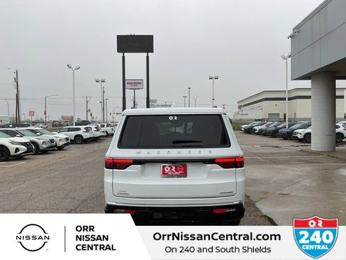 Used 2023 Jeep Wagoneer L Series III w/ Premium Group I image 6
