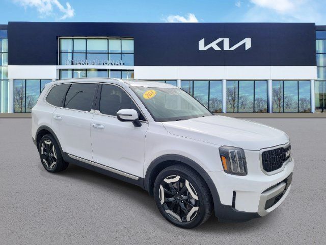 Used 2024 Kia Telluride EX w/ EX Captain's Chair Package AWD/4WD image 2