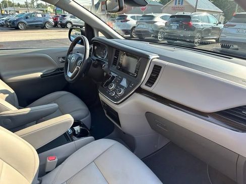 Used 2018 Toyota Sienna XLE w/ XLE Navigation Package FWD image 25