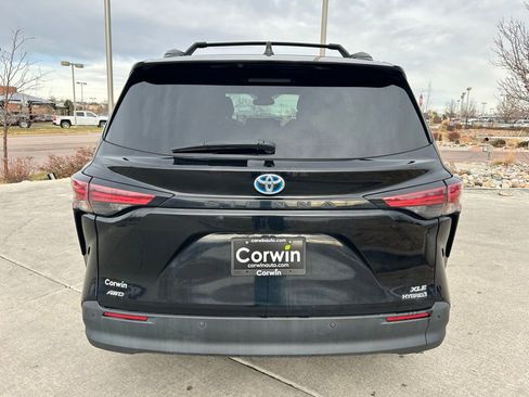 Used 2022 Toyota Sienna XLE image 7