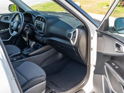Used 2025 Kia Soul LX w/ LX Technology Package FWD image 11
