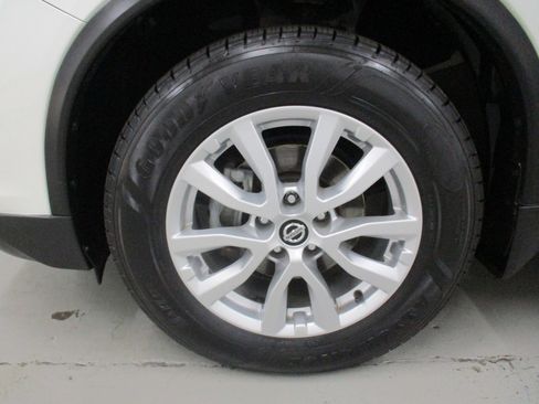 Used 2018 Nissan Rogue SV image 12