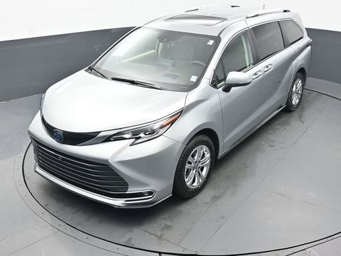 Certified 2023 Toyota Sienna Platinum image 46