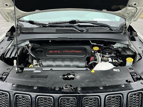 Used 2018 Jeep Compass Latitude w/ Popular Equipment Group FWD image 9