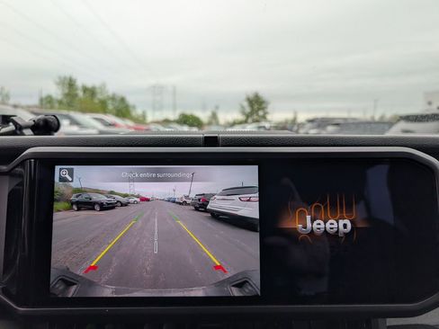 Used 2025 Jeep Gladiator Sport AWD/4WD image 15