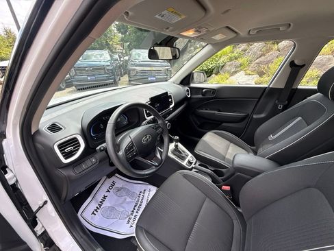 Certified 2024 Hyundai Venue Limited FWD image 16