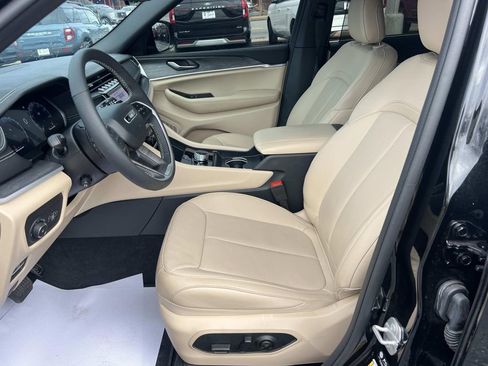 Used 2025 Jeep Grand Cherokee Limited w/ Luxury Tech Group II image 9